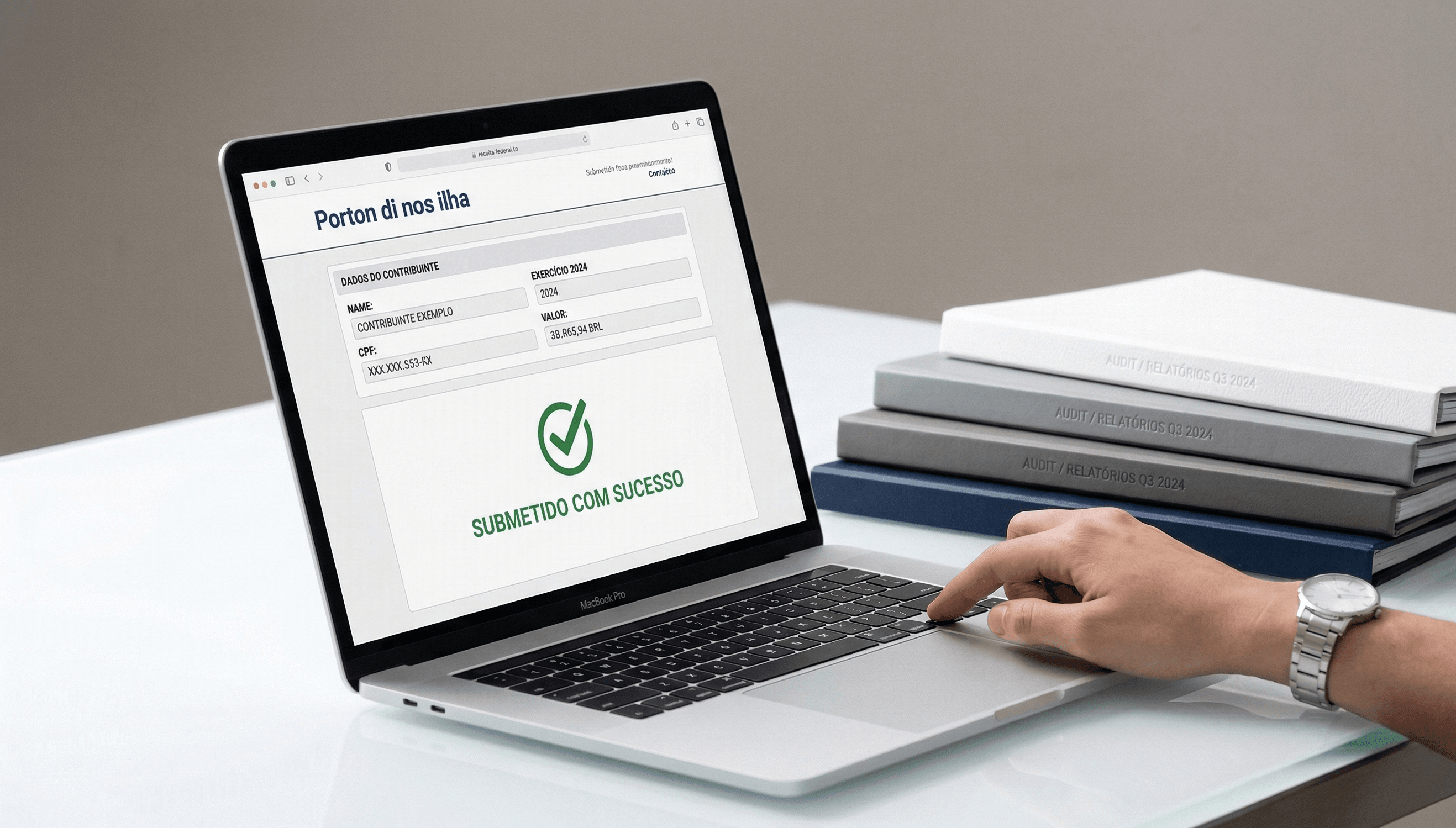 Mão de um profissional pressionando o botão de submissão em um laptop com interface de declaração fiscal; folders organizados ao fundo; fundo neutro.